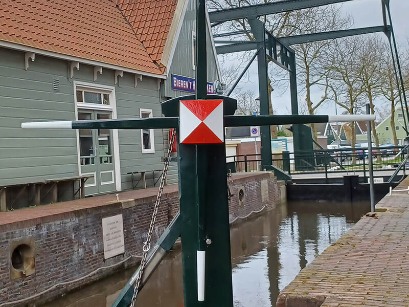 Kaapstander bij de brug