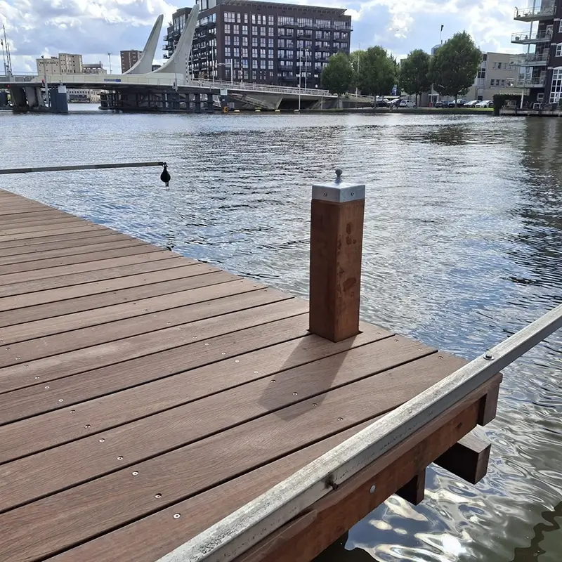 Aanlegsteigers aan het water