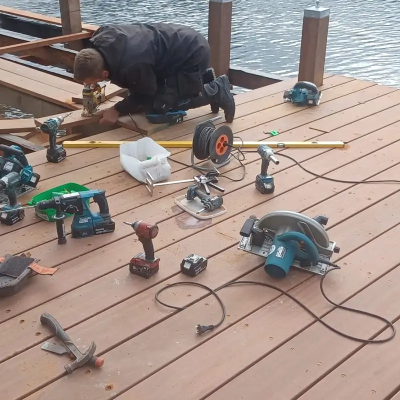 Aanlegsteigers aan het werk op de steiger