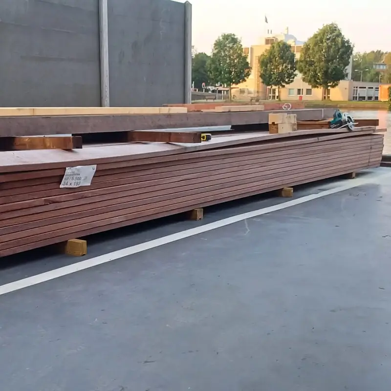 Aanlegsteigers aangeverd hout
