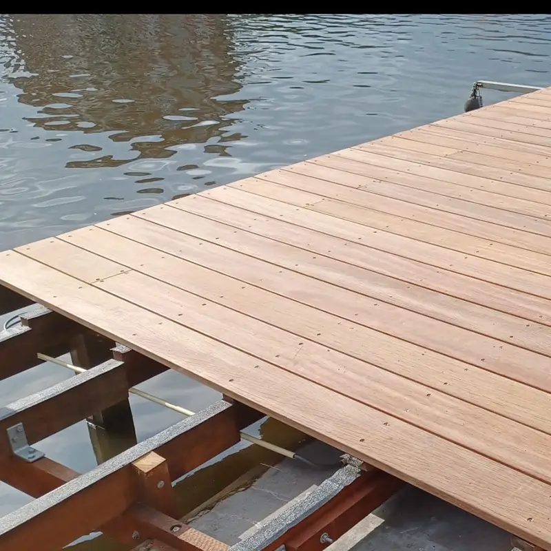 Aanlegsteigers in aanbouw