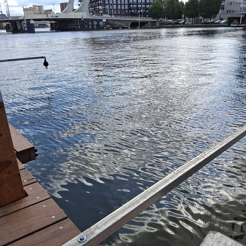 Aanlegsteigers met met beugels voor boot