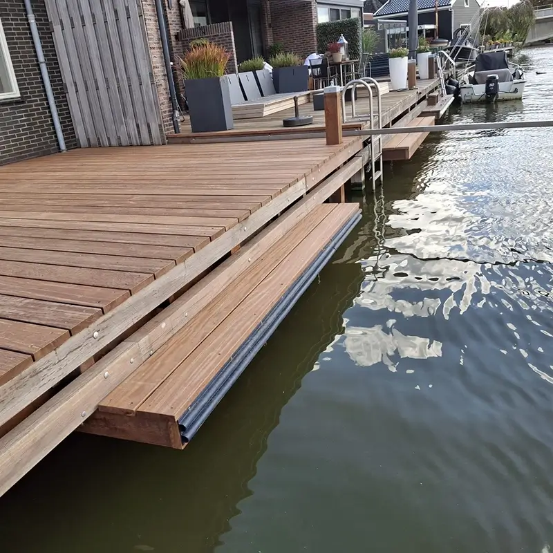 Aanlegsteigers met opstap naar boot