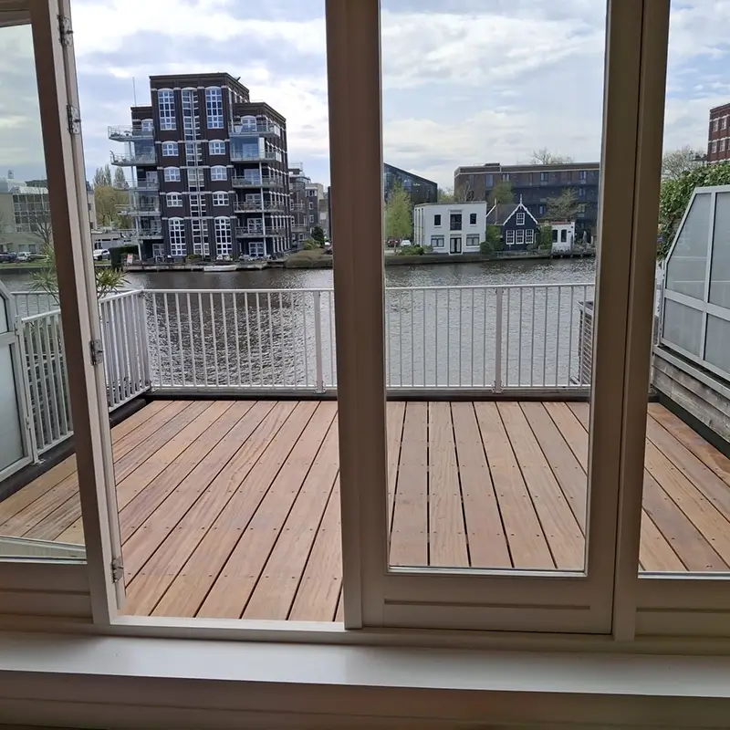 Aanlegsteigers tarras vanaf de schuifpui