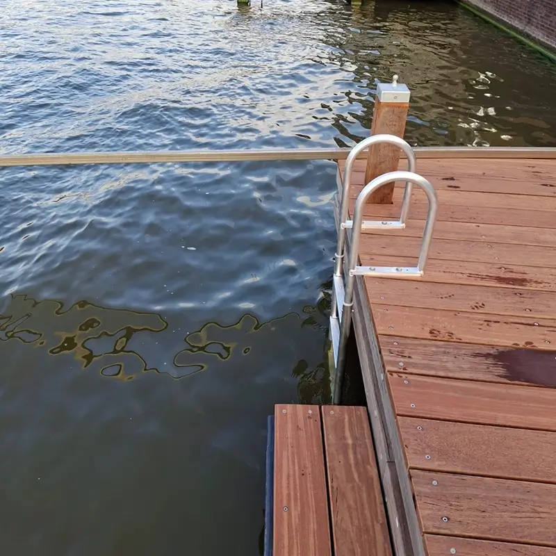 Aanlegsteigers zwemstrap aan de steiger