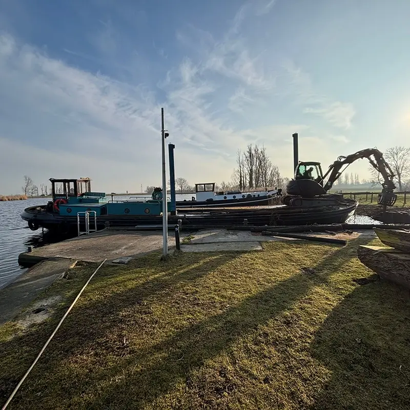 Transport en materieel boot aan de kade