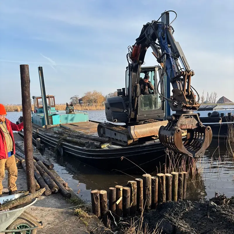 Transport en materieel de boot die palen aan het zetten is